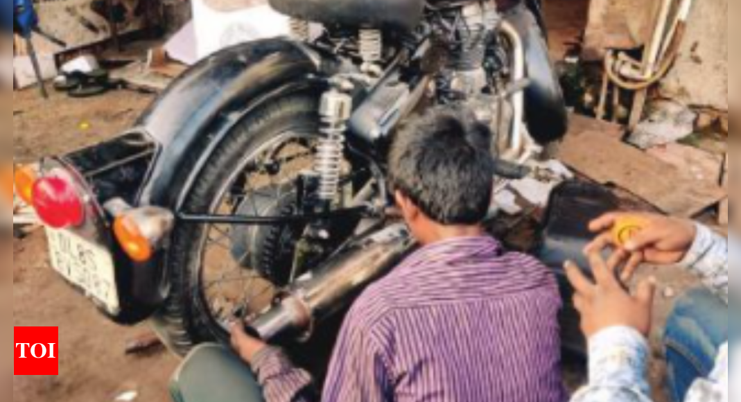 ‘4-5 Customers A Day’: At Auto Repair Mkts, Brisk Business Despite Curbs | Noida News