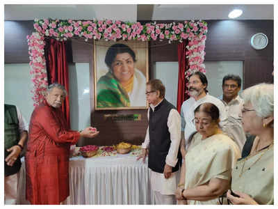 Vikram Gokhale unveils photo of Lata Mangeshkar at Deenanath Mangeshkar Auditorium; sister Asha Bhosle breaks down - View Pics