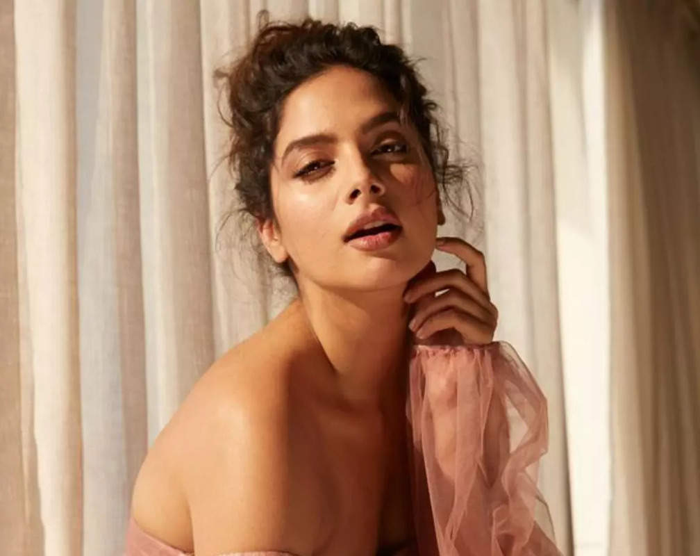 
Tanya Hope gives a glimpse of her beach vacay
