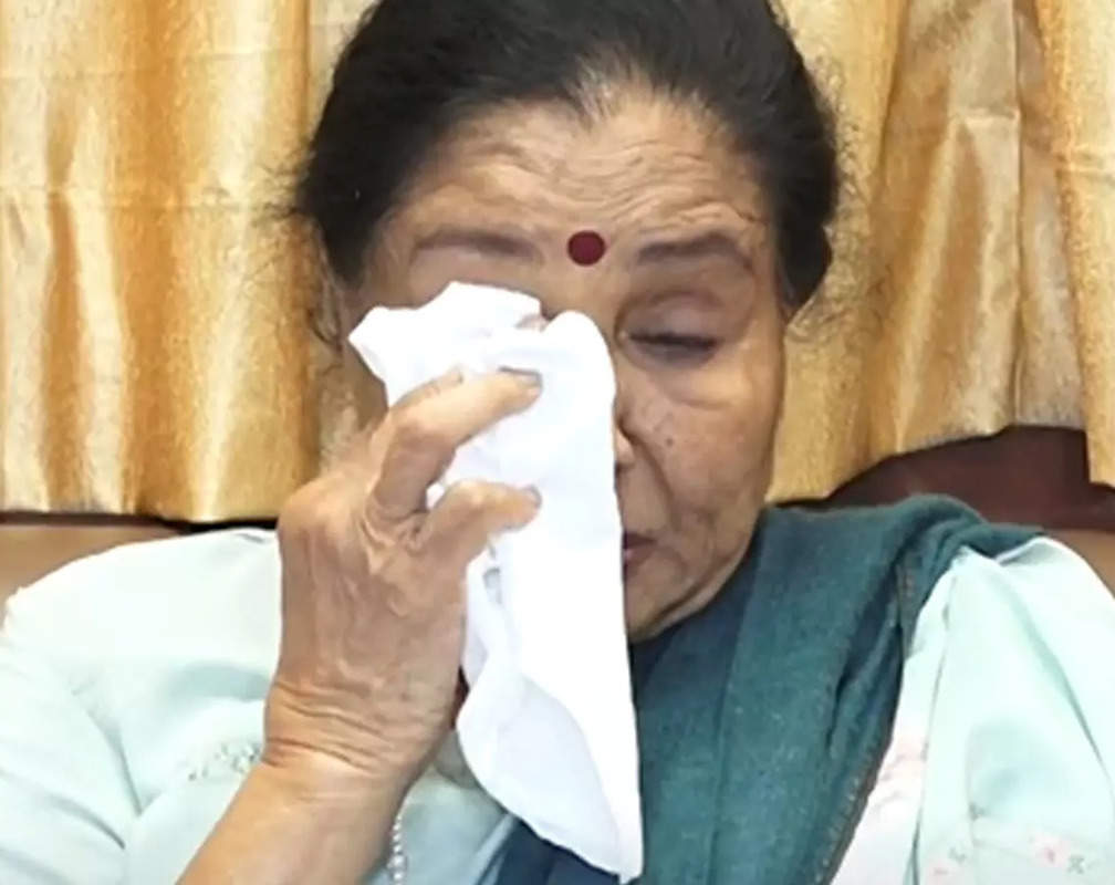
Asha Bhosle breaks down while remembering late sister Lata Mangeshkar: 'Whom should I tell my troubles?'
