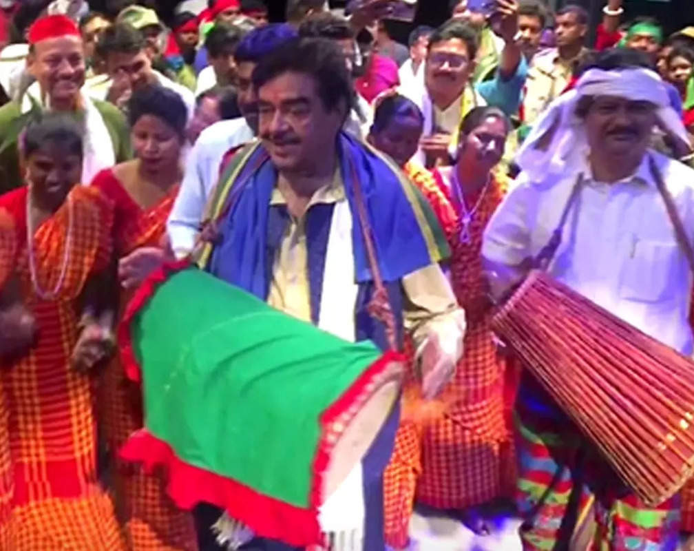 
Shatrughan Sinha plays drum, dances with tribal women in West Bengal
