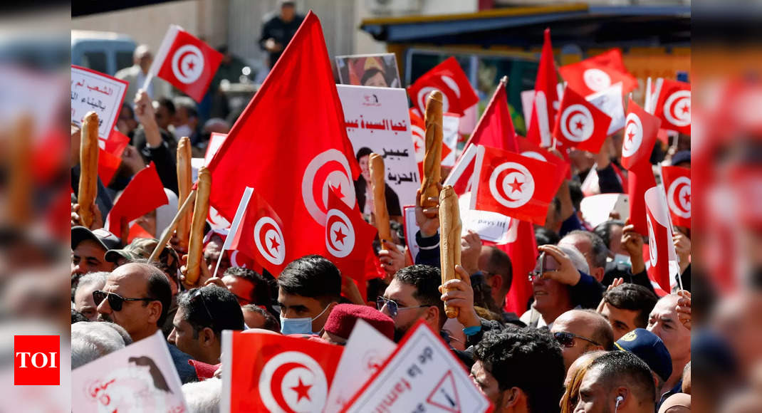 Le président tunisien dissout le Parlement et prolonge la prise de pouvoir