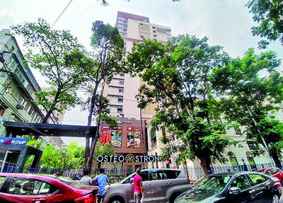 Kolkata: Businessman falls off Loudon Street high-rise, dies