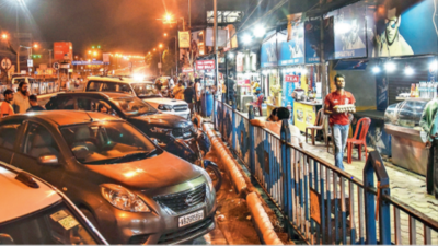No curbs, night-birds drive out for late-night dinner in Kolkata