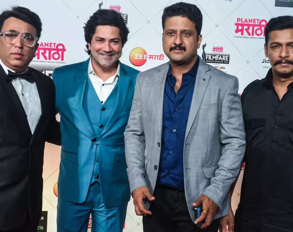 
Throwback video! Nawazuddin Siddiqui, Priya Bapat, Sachin Pilgaonkar, Amruta Khanvilkar attend 6th Planet Filmfare Marathi Awards
