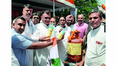 Small biz owners contemplate shutting shop amid hike in commercial LPG cylinder price