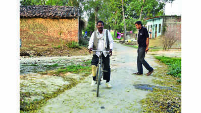 Eight differently abled people provided with artificial limbs by MUNPL, Meja