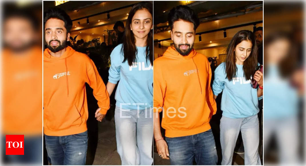 Rakul Preet and Her Beau Jackky Bhagnani Papped At The Airport