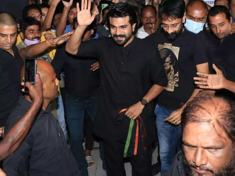 Ram Charan receives a rousing response from fans in Mumbai: Watch video