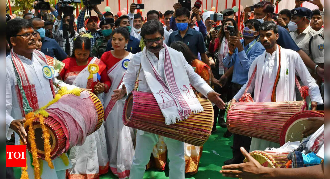 Sarhul celebrated with traditional fervor across Jharkhand | India News ...