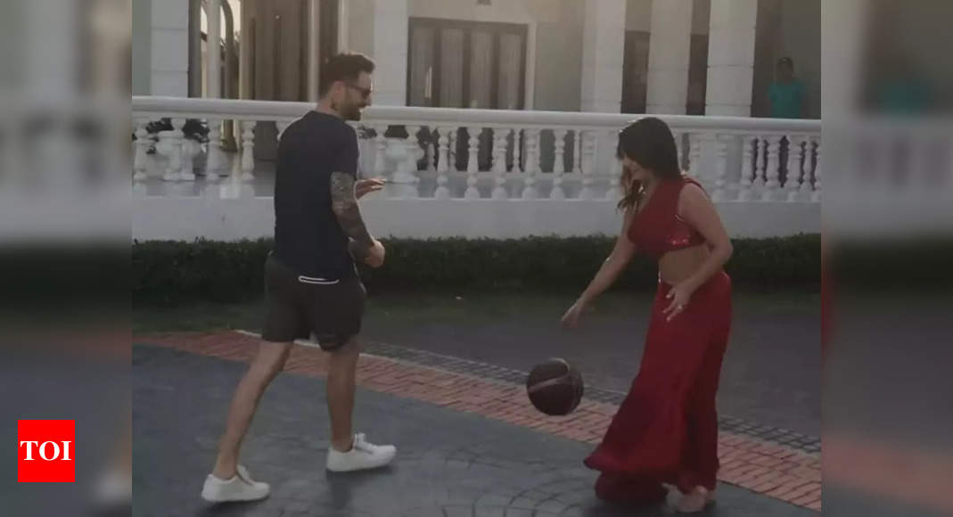 Sunny Leone recreates Kajol and Shah Rukh Khan's iconic scene from 'Kuch  Kuch Hota Hai' as she plays basketball in saree with hubby Daniel | Hindi  Movie News - Times of India