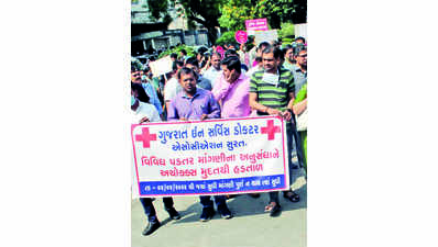 Striking docs hold katha, protest in PPE