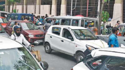 Spot one-way switch decision with traffic cops in Kolkata