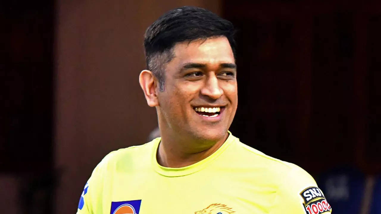 MS Dhoni's new look, hairstyle set the Internet on fire; check
