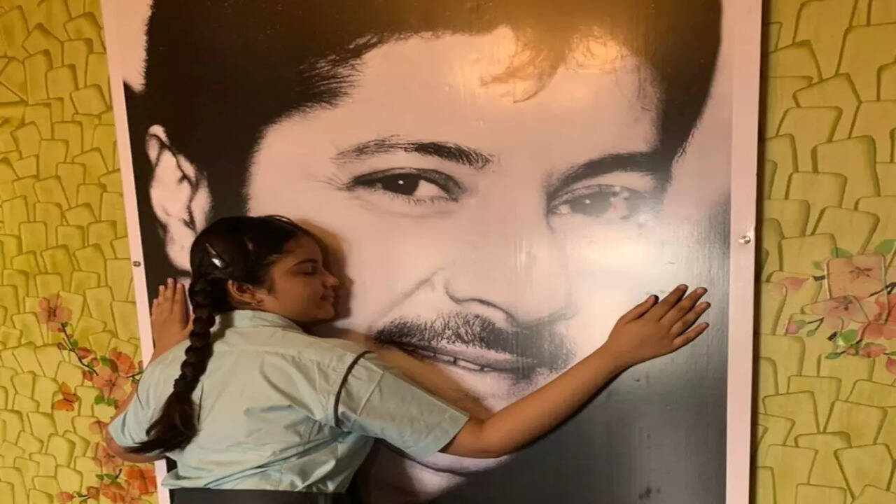 Late actor Abhishek Chatterjee's daughter Saina attends first day of  school; misses her father - Times of India