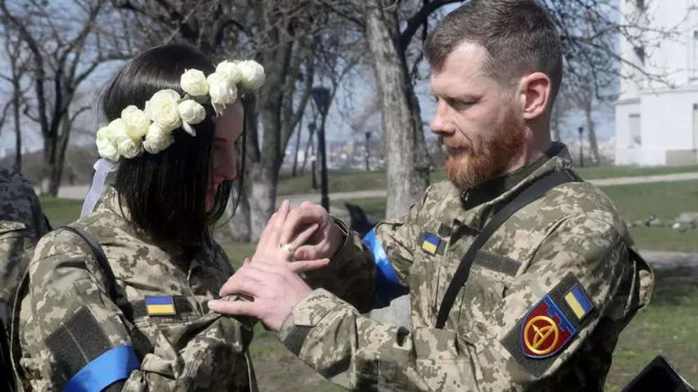 In military fatigues, Ukrainian reservists marry