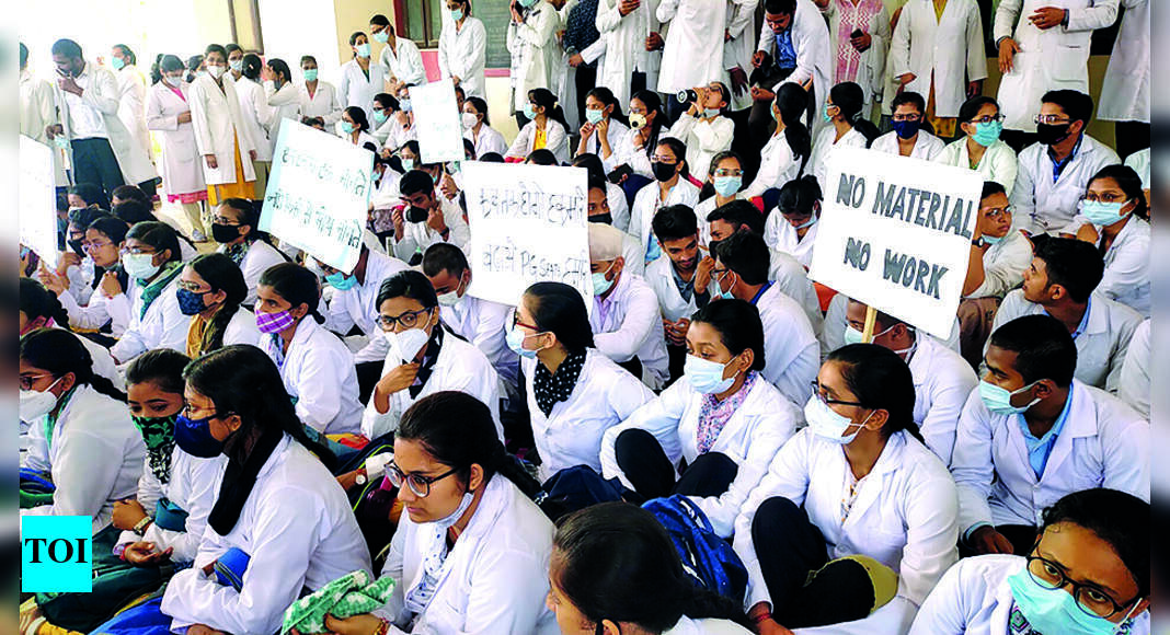 Bhu Bhu Dental Students Stage Dharna, Seek Hike In Pg Seats Varanasi