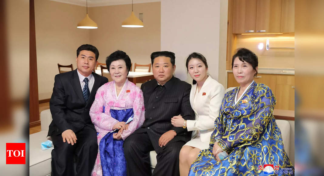 김은 북한에서 가장 유명한 뉴스캐스터에게 호화로운 집을 주는