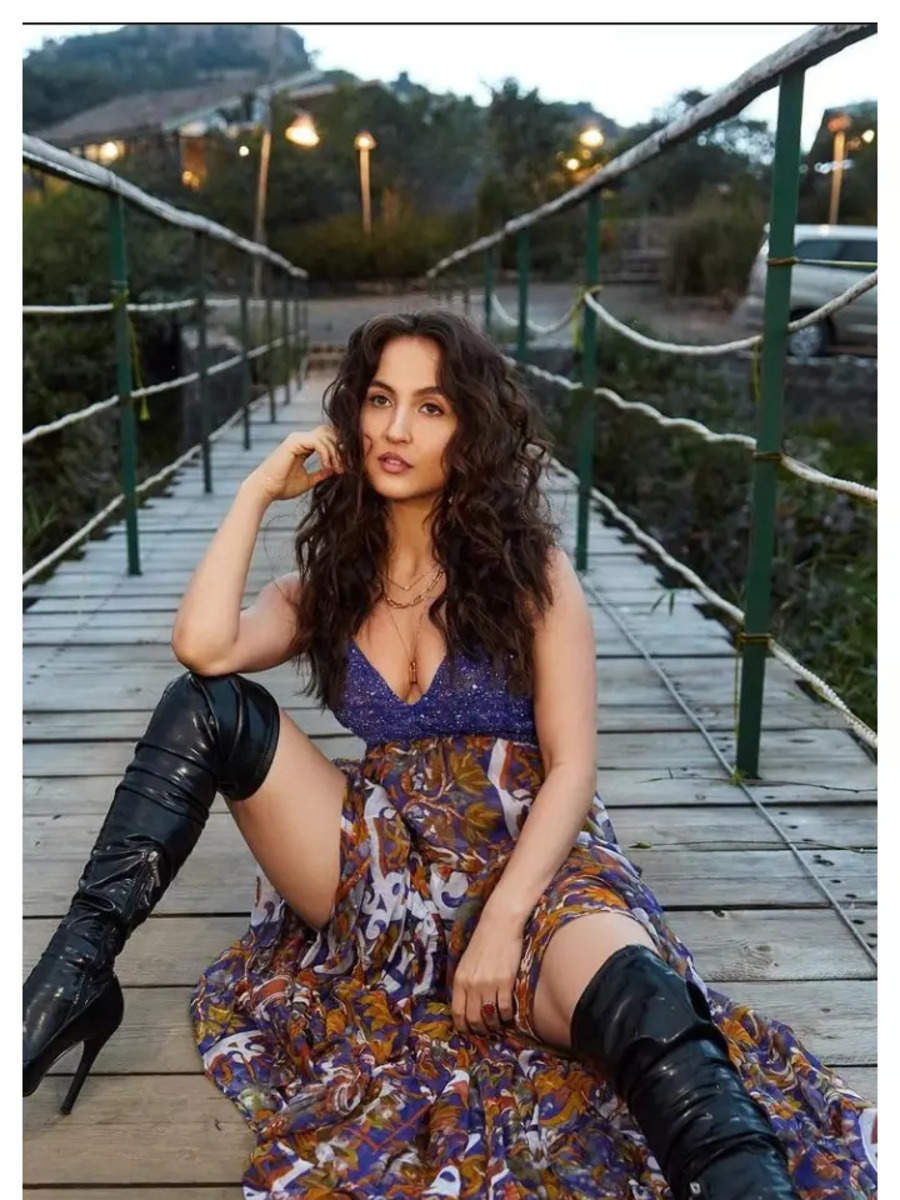 Elli AvrRam is back in the city post her outdoor shoot and the