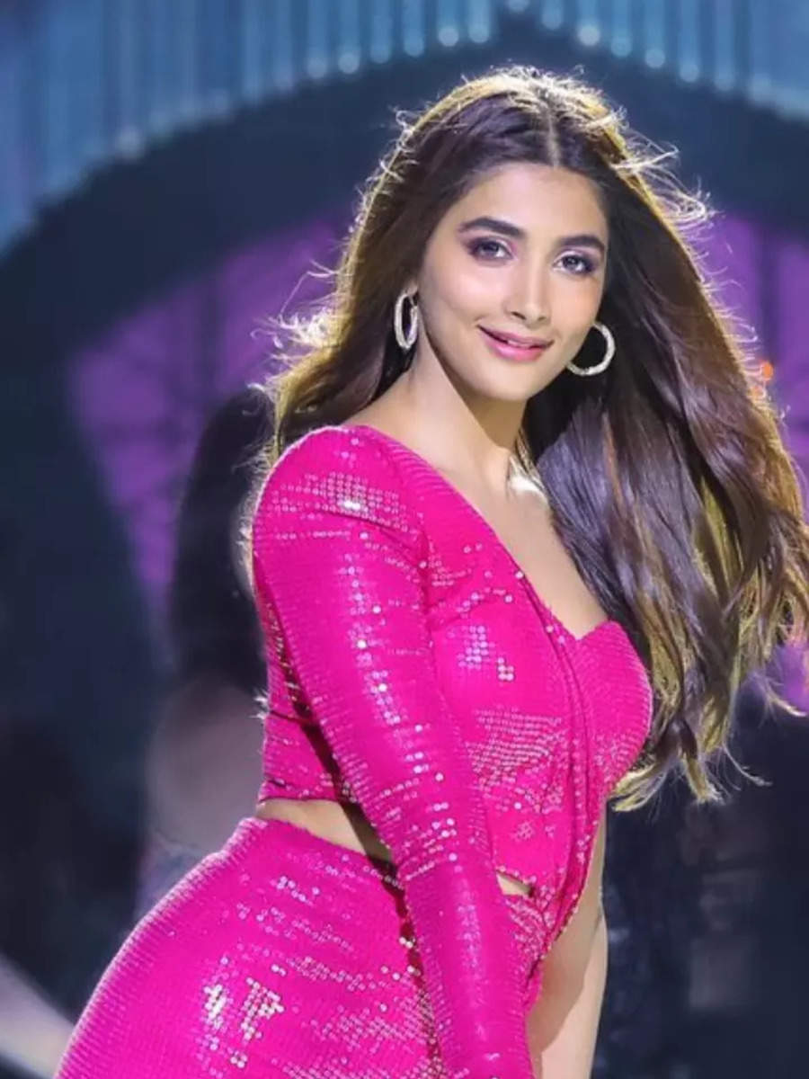 ​10 times Pooja Hegde stunned fans with her pink look