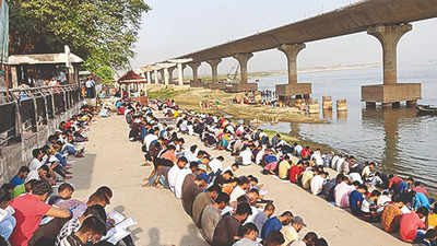 Patna: Job aspirants throng Ganga ghats for free coaching