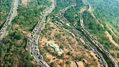Plan leads vehicles in Pune-Mumbai expressway snarls to exit & entry points