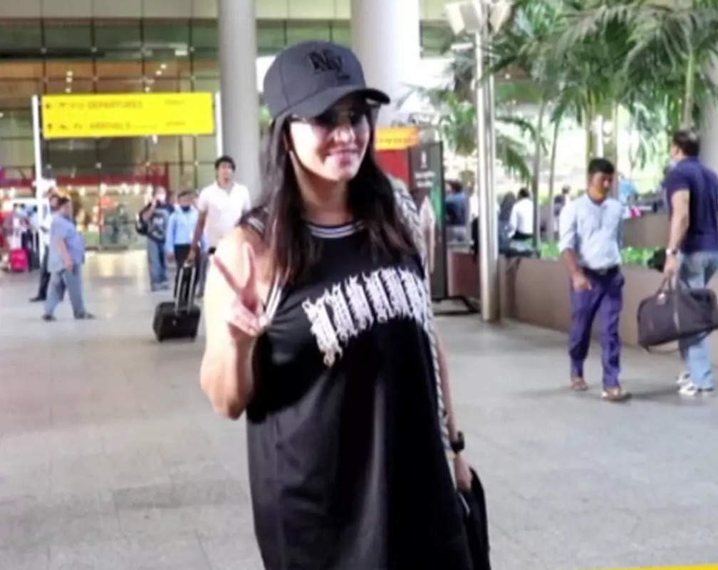
Sunny Leone oozes her casual look at Mumbai airport
