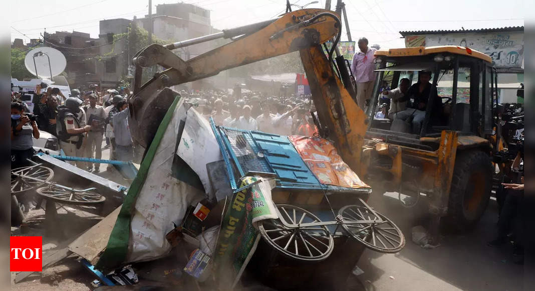 jahangirpuri:   Jahangirpuri demolition drive: Supreme Court hits pause, work stops 90 minutes later | India News – Times of India