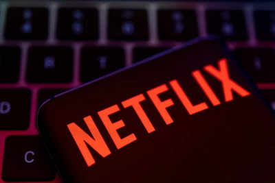 Netflix loses 200k users, 1st drop in a decade