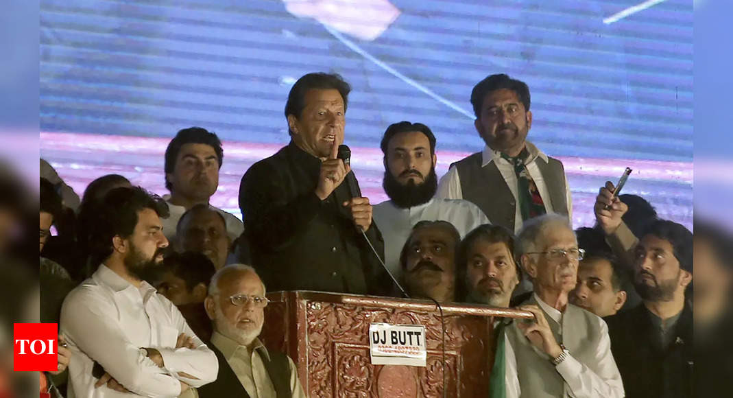En un ataque velado, Imran Khan culpa al jefe del ejército pakistaní por su expulsión