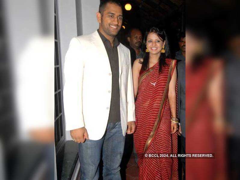 Seen In This Pic Is Newly Wed Ms Dhoni With Wife Sakshi At Madras