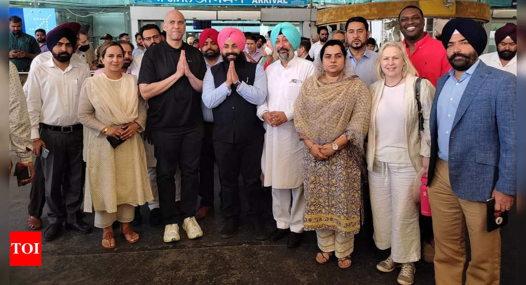 US senators, Congressman visit Golden Temple