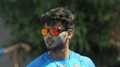 Social Humour: Twitter erupts into memes after Rishabh Pant gets fined over  no-ball controversy - Times of India