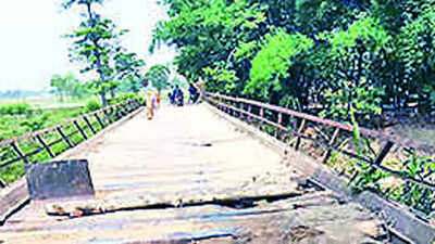 Bihar: Iron bridge turns a death trap in West Champaran