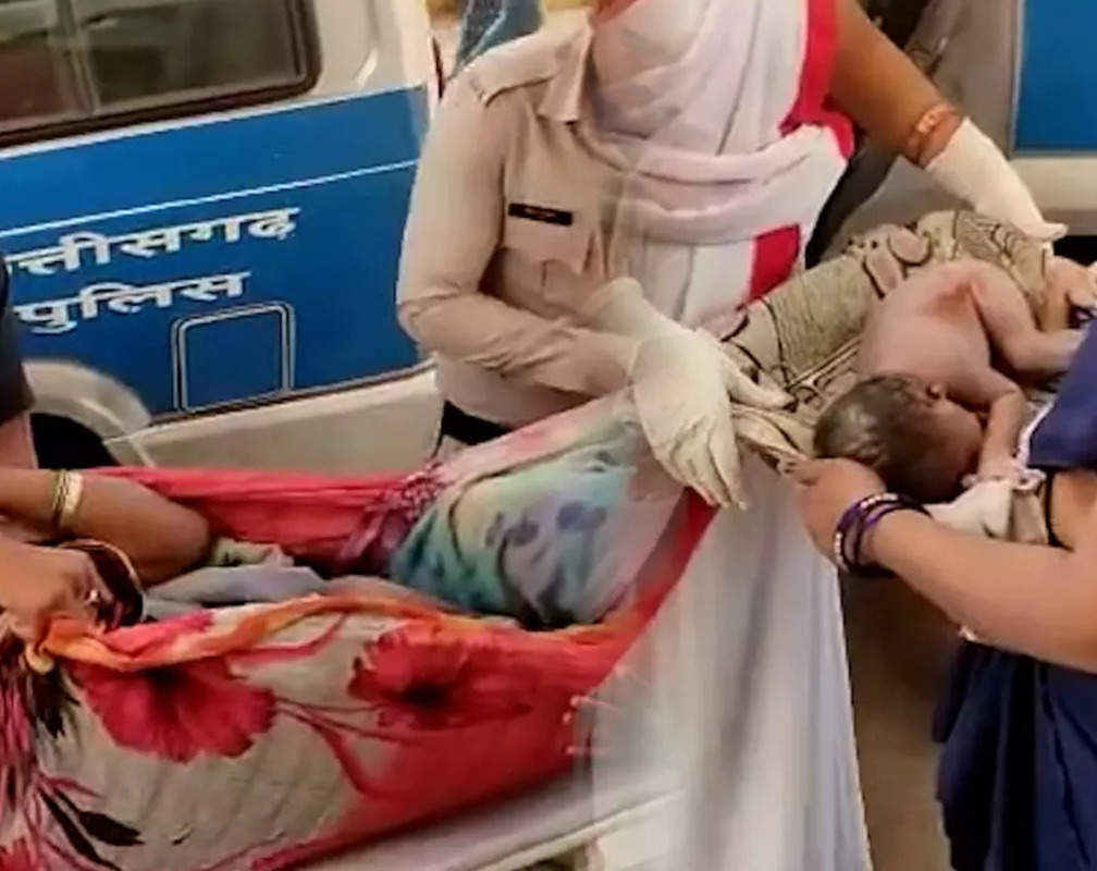 
Watch how officials of 112 emergency contact help a woman deliver a baby
