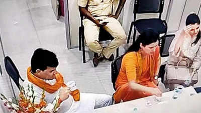 Mumbai CP tweets video of Ranas sipping tea in police station