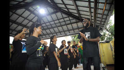 American hip-hop group sings, dances with city youngsters