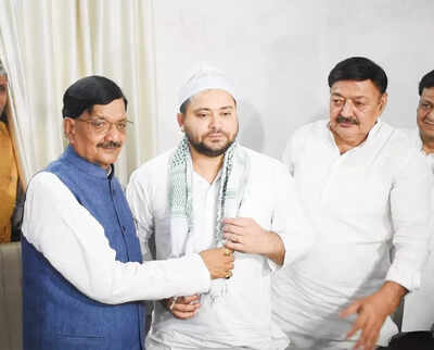 Bihar: Tejashwi Yadav, JDU Leaders Attend Congress's Iftar Party ...