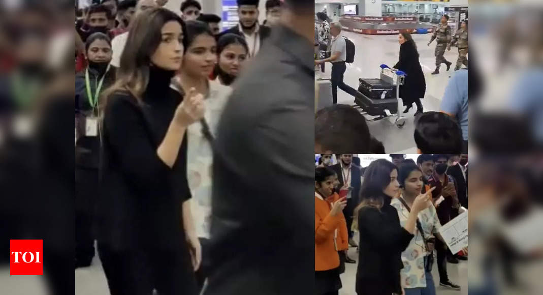 Alia Bhatt gets filmy at the Delhi airport while shooting for ‘Rocky Aur Rani Ki Prem Kahani’ – WATCH – Times of India