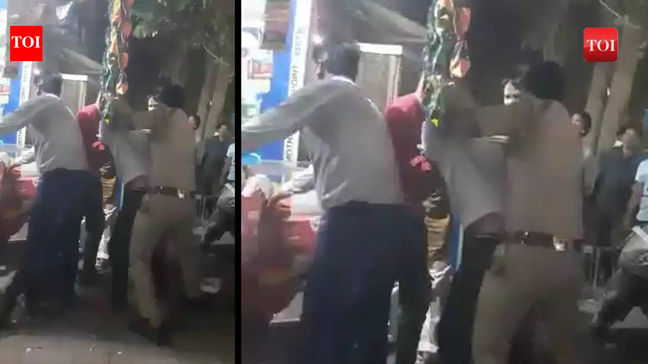 Drunk man scuffles with the police in Agra, Video goes viral