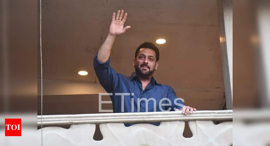 Salman Khan makes particular Eid look, greets fanatics accumulated out of doors Galaxy flats – WATCH | Hindi Film Information