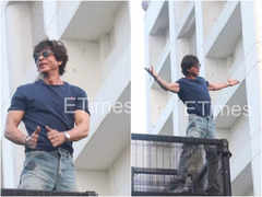 Fans go wild as SRK strikes signature pose