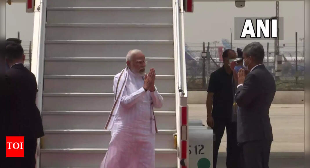Live: PM Modi meets Macron and his wife in Paris
