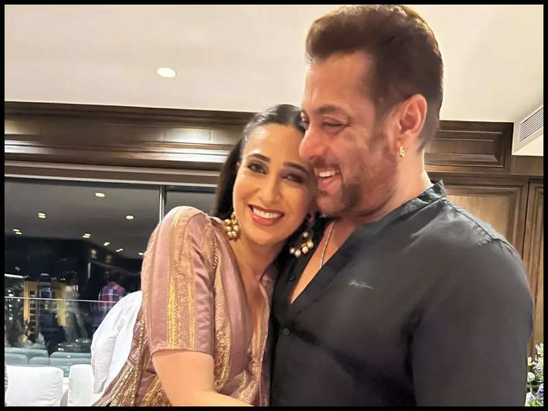 Karishma Kapoor Ka Hd Video Sex Photo - Karisma Kapoor gives a tight hug to 'OG' Salman Khan as they attend Arpita  Khan's Eid party; Fans say, 'please get married' | Hindi Movie News - Times  of India