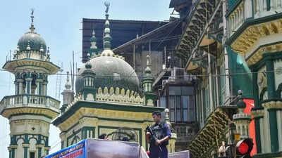 Mosques shun loudspeakers, police keep Maharashtra peaceful