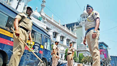 Mostly-silent loudspeakers & police keep peace in Maharashtra
