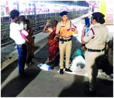 Team of ‘Op Meri Saheli’ helps passenger deliver a baby girl at Prayagraj railway stn