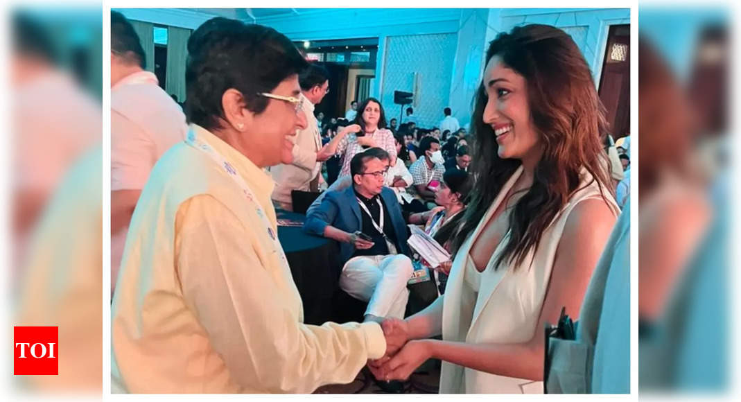 Yami Gautam has a fangirl moment with her ‘strongest inspiration’ Kiran Bedi – See photo – Times of India