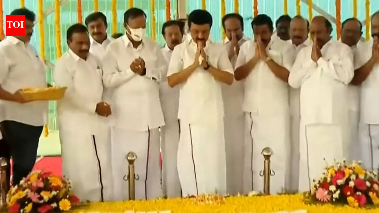 Tamil Nadu CM Stalin pays floral tribute to former CM M Karunanidhi ...