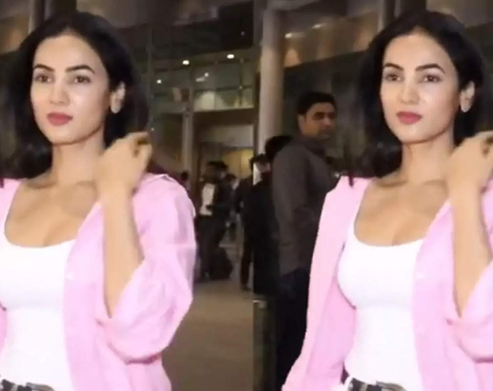 
Sonal Chauhan poses for paparazzi as she gets spotted at airport
